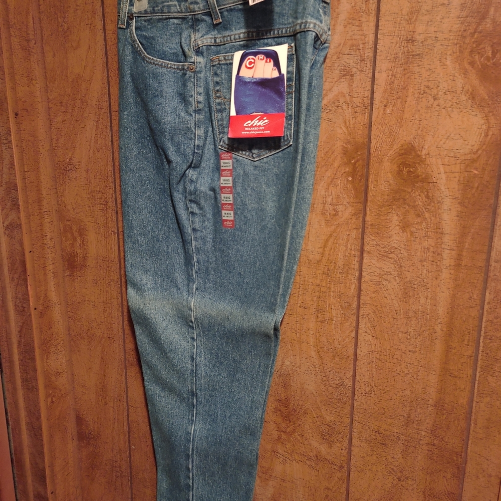 BRAND NEW!!CHIC RELAXED FIT BLUE JEANS.AVGE SIZE 18 MISSES,(16 WOMEN'S).